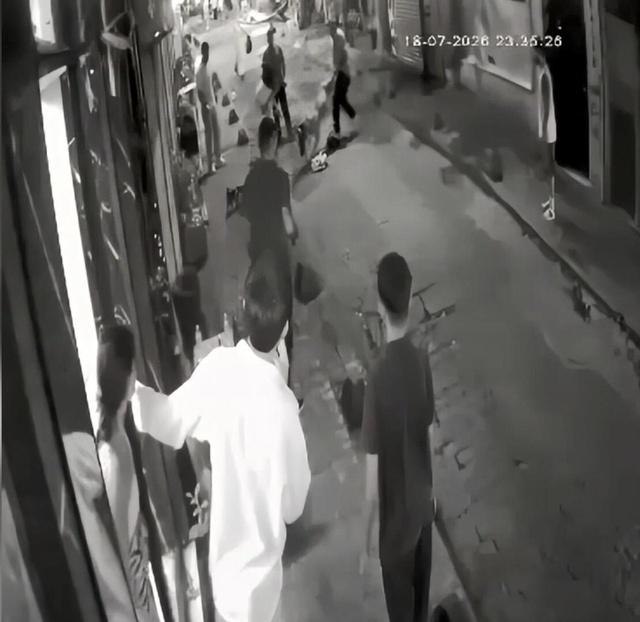 Beyoğlu sokakları kana bulandı! Pitbull saldırdı, sahibi bıçaklandı