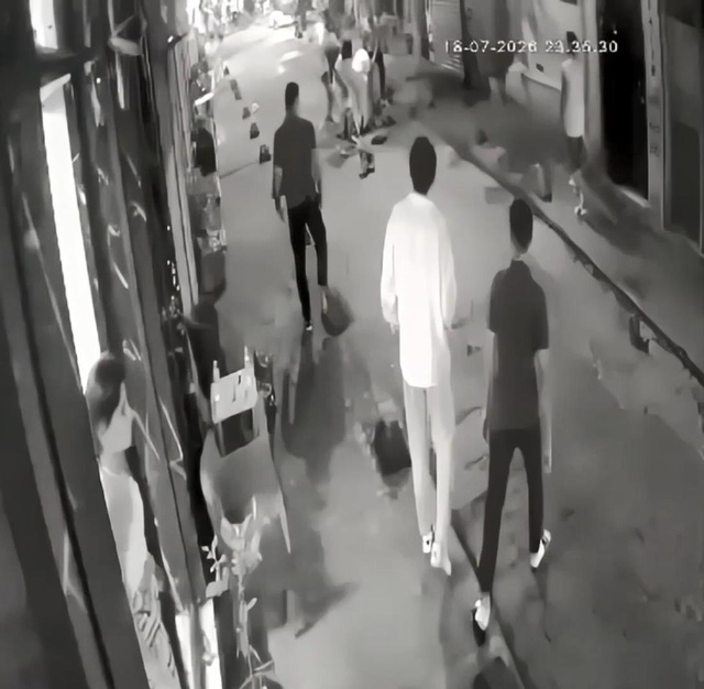 Beyoğlu sokakları kana bulandı! Pitbull saldırdı, sahibi bıçaklandı