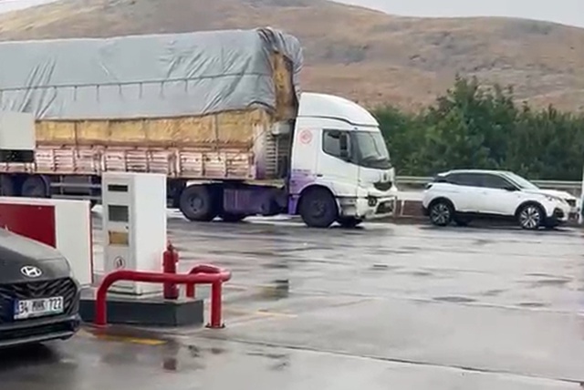 Döşemealtı'nda TIR Devrildi, Araçlar Mora Boyandı