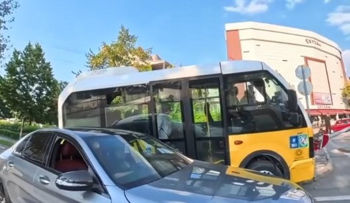 Bursa\'da Minibüs Elektrik Direğine Çarptı