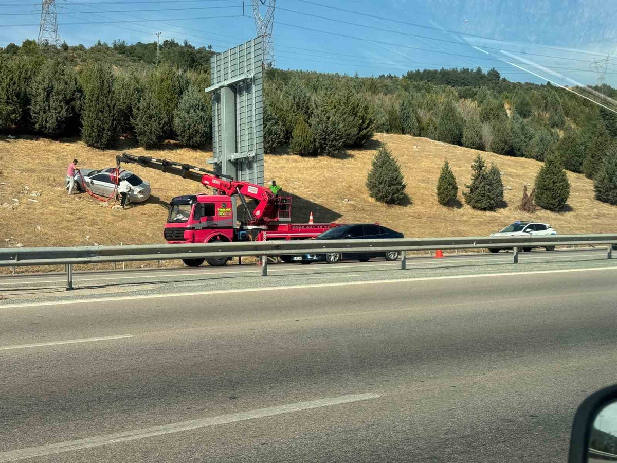 Bursa\'da Otomobil Bariyerleri Aşıp Tarlaya Uçtu