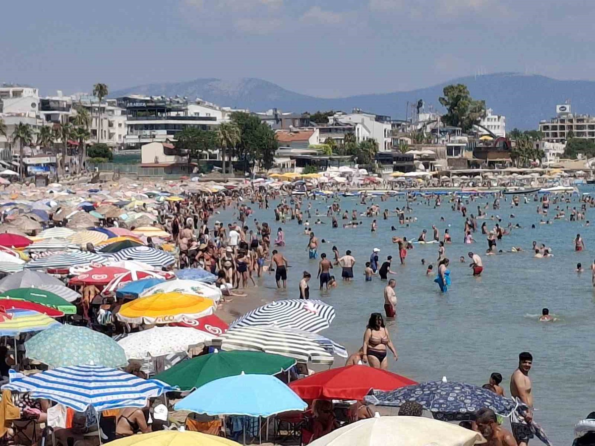 Didim\'de Altınkum Plajı Dolup Taştı