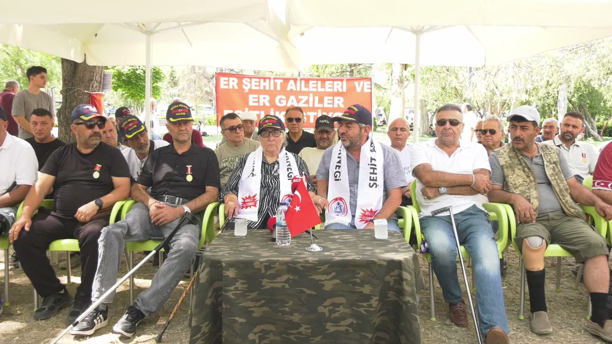 Şehit Aileleri ve Gazilerden \'Hakkımızı Söke Söke Alacağız\' Çıkışı