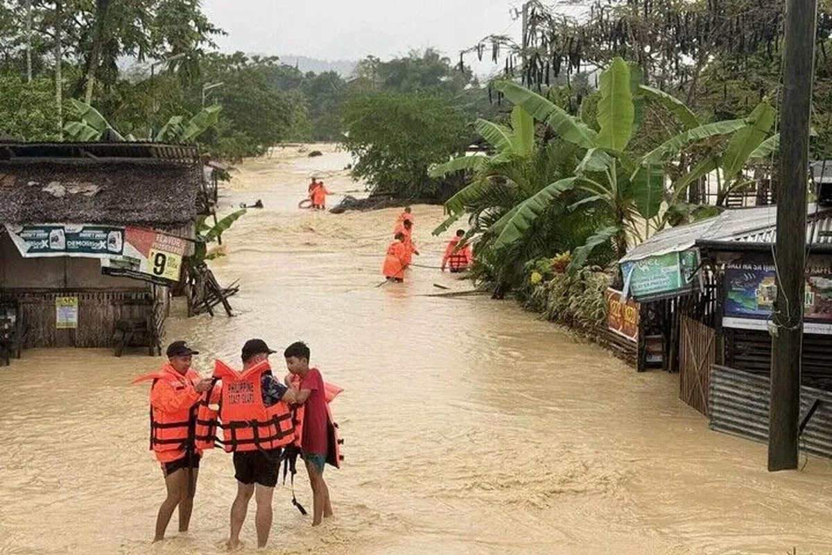 Filipinler\'de tropik fırtına ve muson yağmurları yüzünden 23 kişi can verdi
