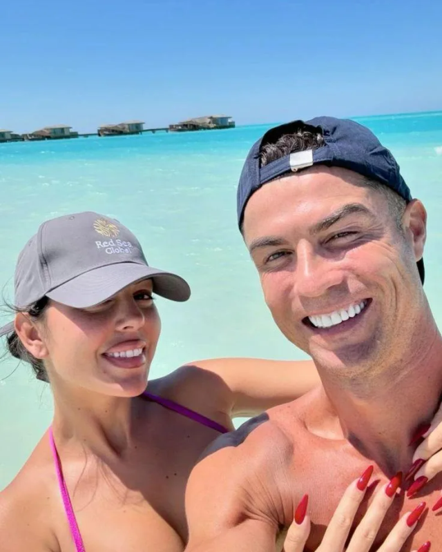 Görüntüler yeni ortaya çıktı! Milyarder Ronaldo evinin salonunda evlendi