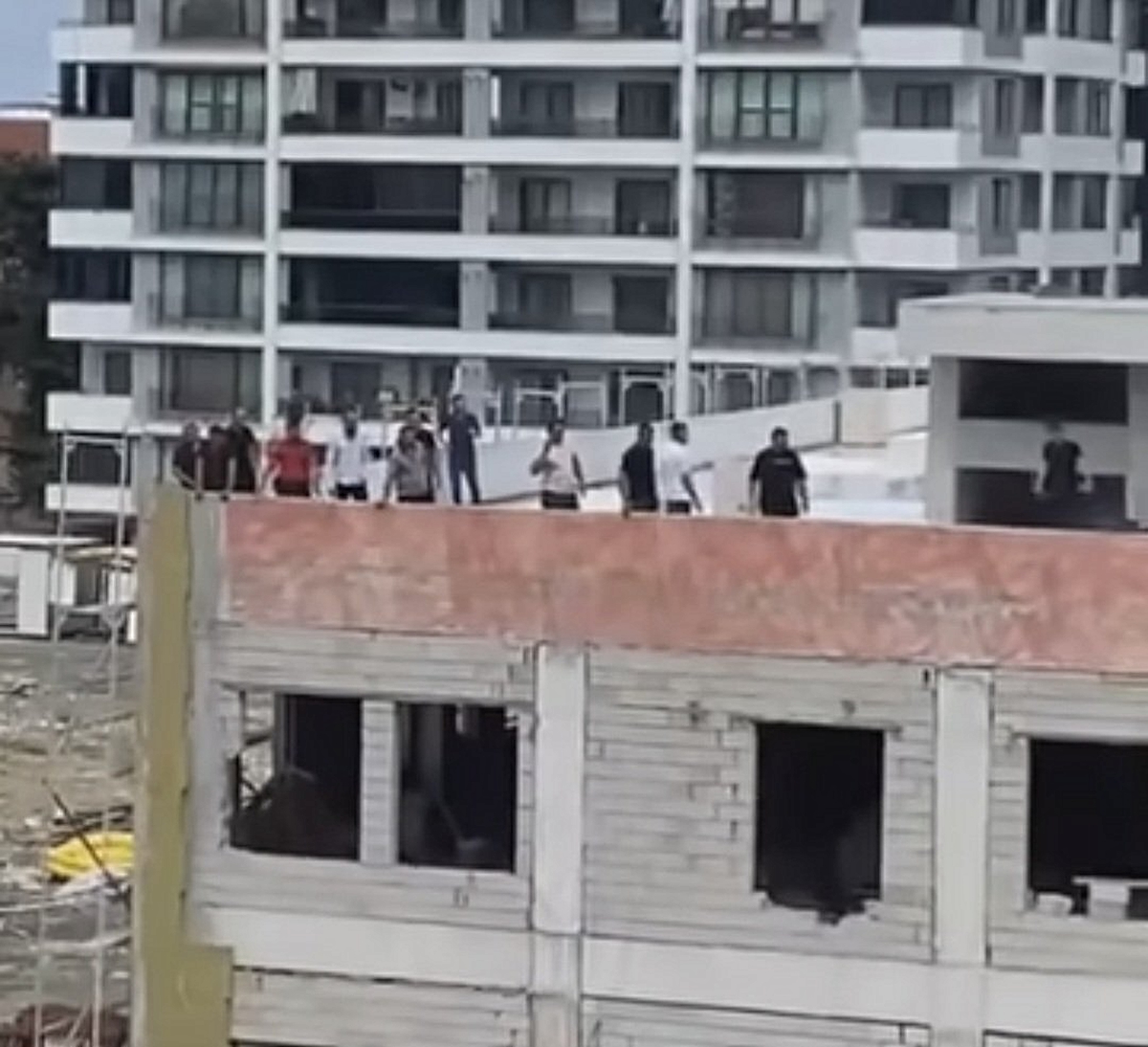 İskenderun\'da İşçiler Maaş İsyanında