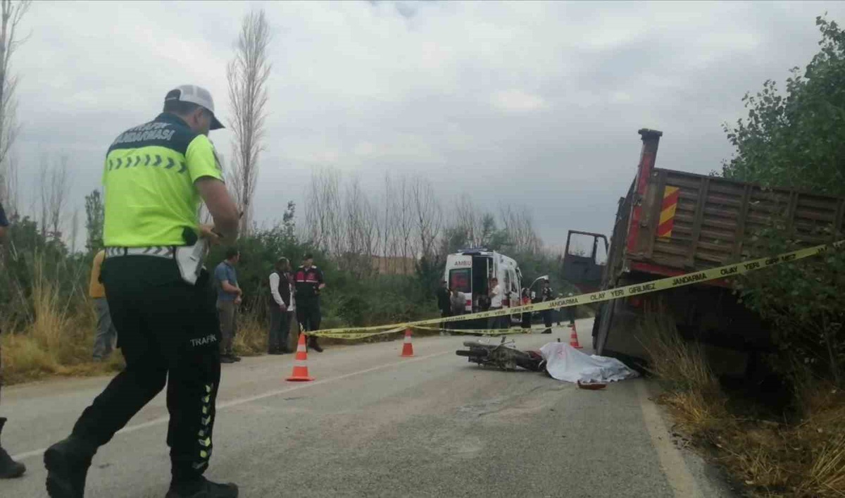 Isparta’da kamyonla çarpışan 17 yaşındaki motosikletli hayatını kaybetti
