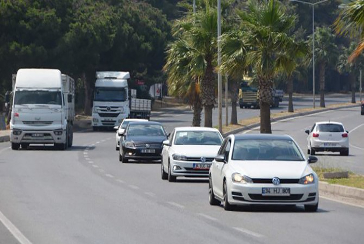 İzmir\'de Trafiğe Kayıtlı Taşıt Sayısı Artıyor