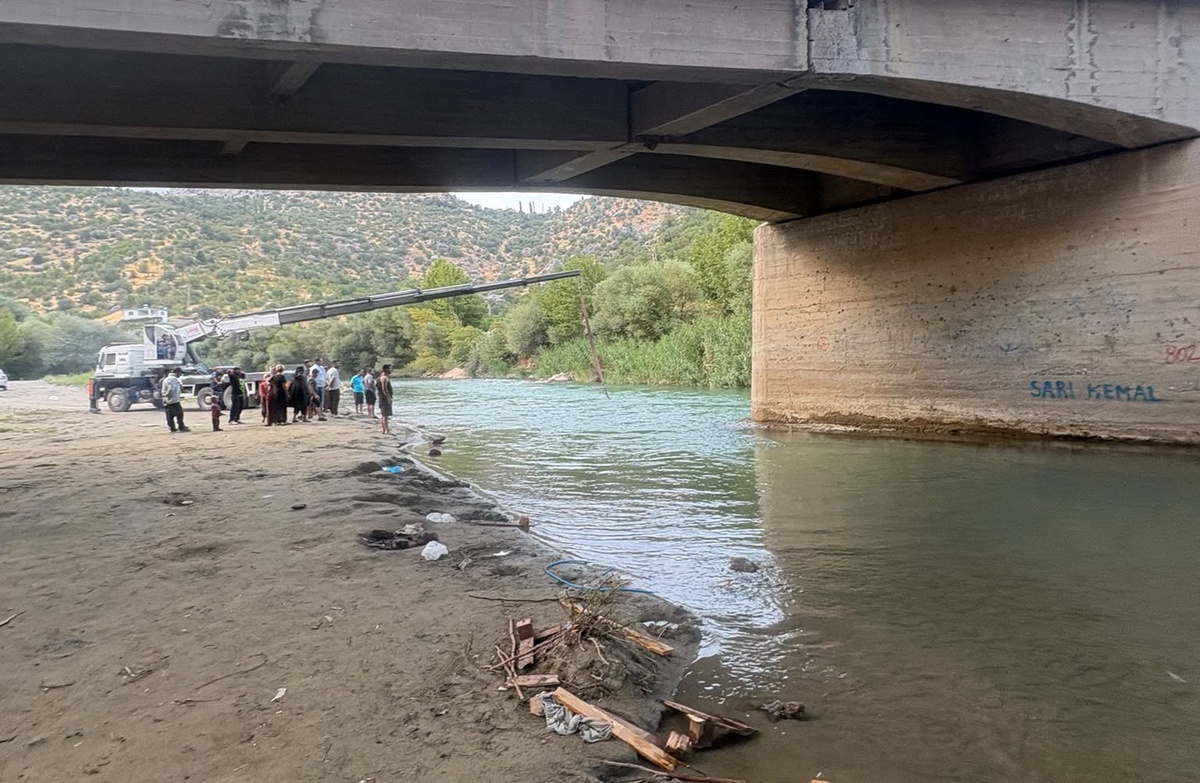 Otomobil Göksu Çayı\'na Uçtu: 12 Yaşında Çocuk Yaralandı