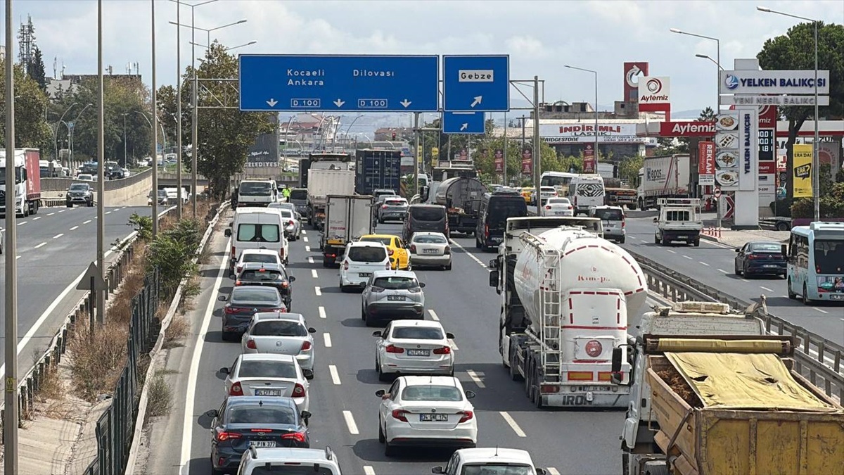 Kocaeli\'de TIR ve SUV Çarpıştı: İki Yaralı