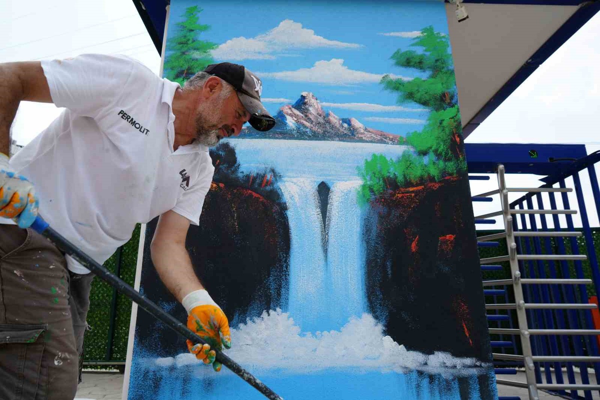 Kocaeli’nin "Bob Ross"u sokakları renklendiriyor