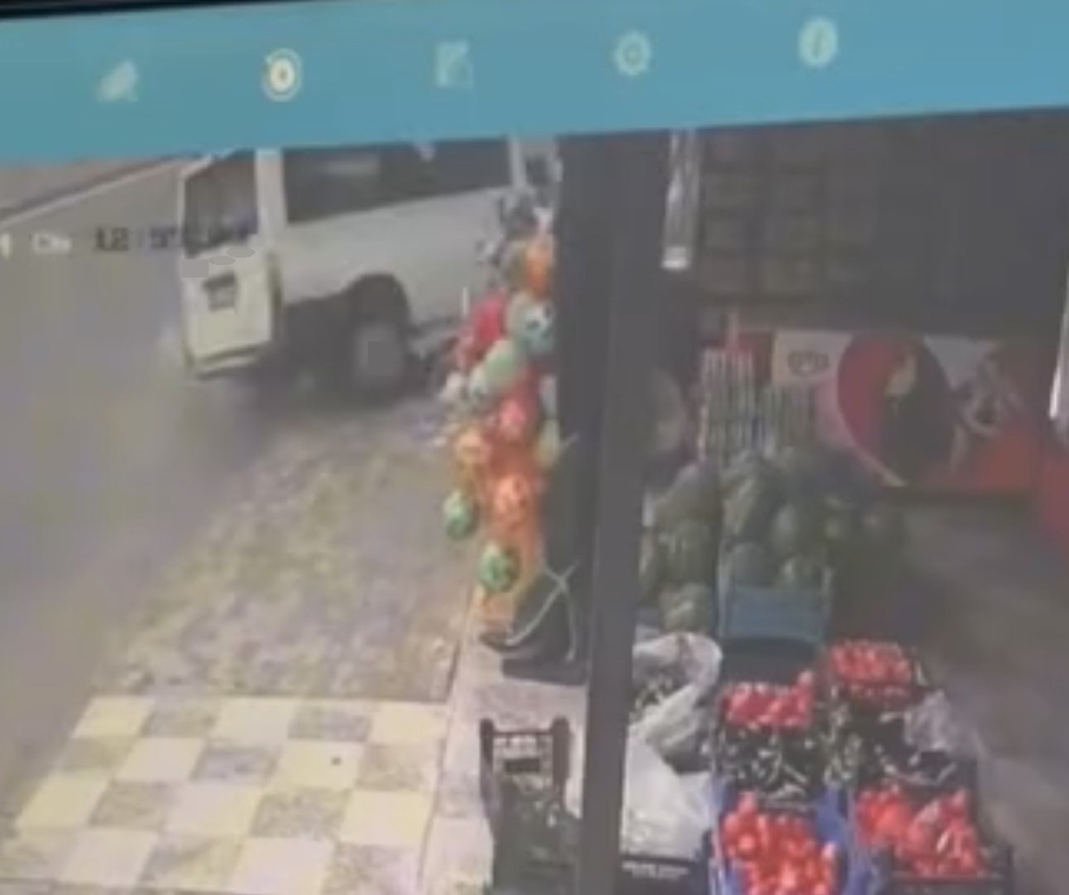 Elazığ\'da Minibüs Bahçeye Devrildi
