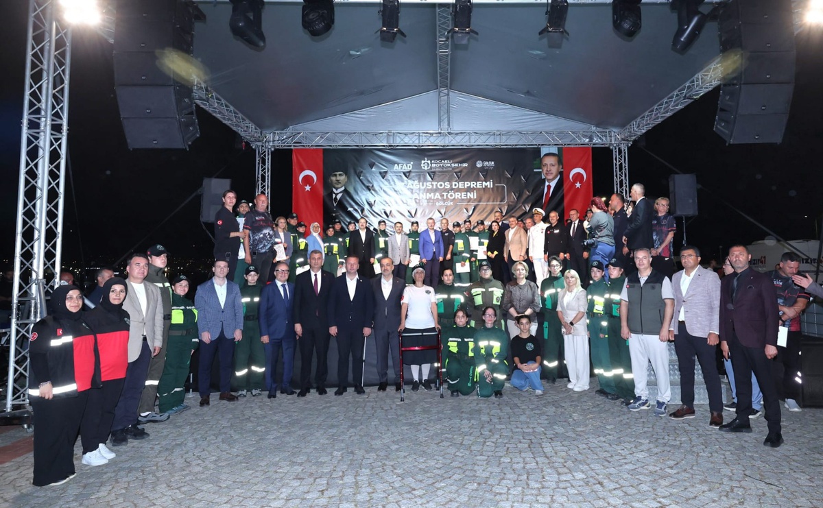 Marmara Depremi\'nde Hayatını Kaybedenler Anıldı