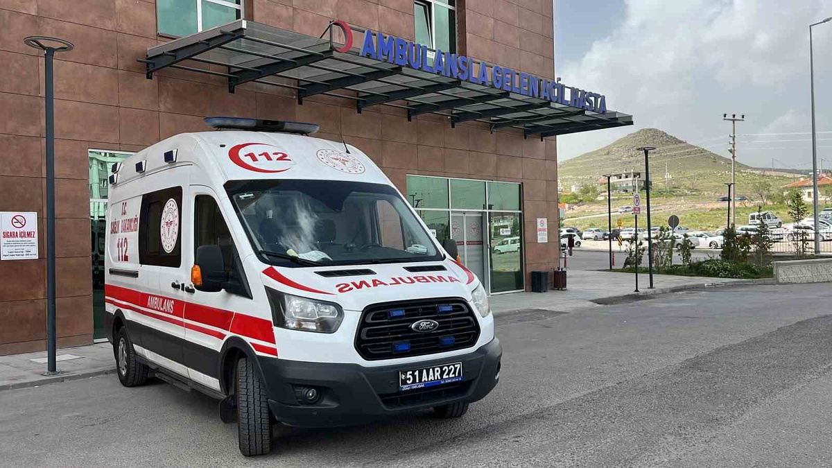 Niğde-Bor yolunda kaza: 3 yaralı
