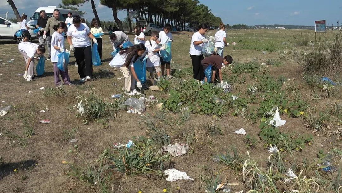 Öğrenciler Kum Zambakları İçin Temizlik Yaptı