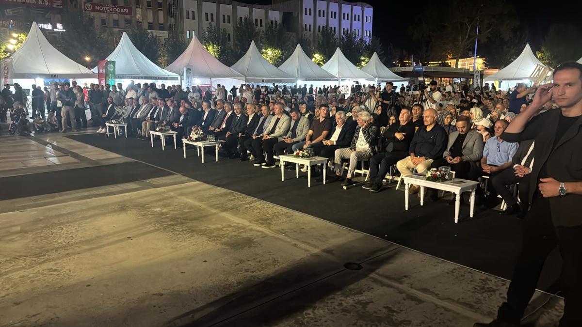 Marmara Depremi\'nde Hayatını Kaybedenler Anıldı