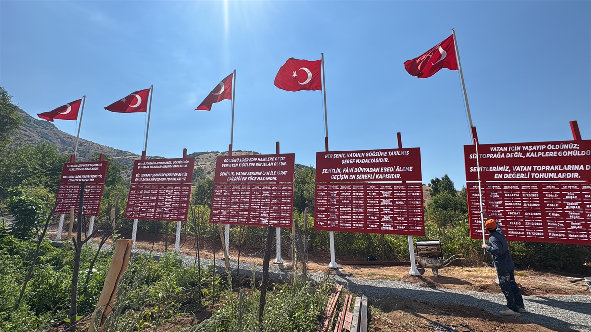 Baba, Şehit Oğlunun Kabrinde 80 Şehidin Anısını Yaşatıyor