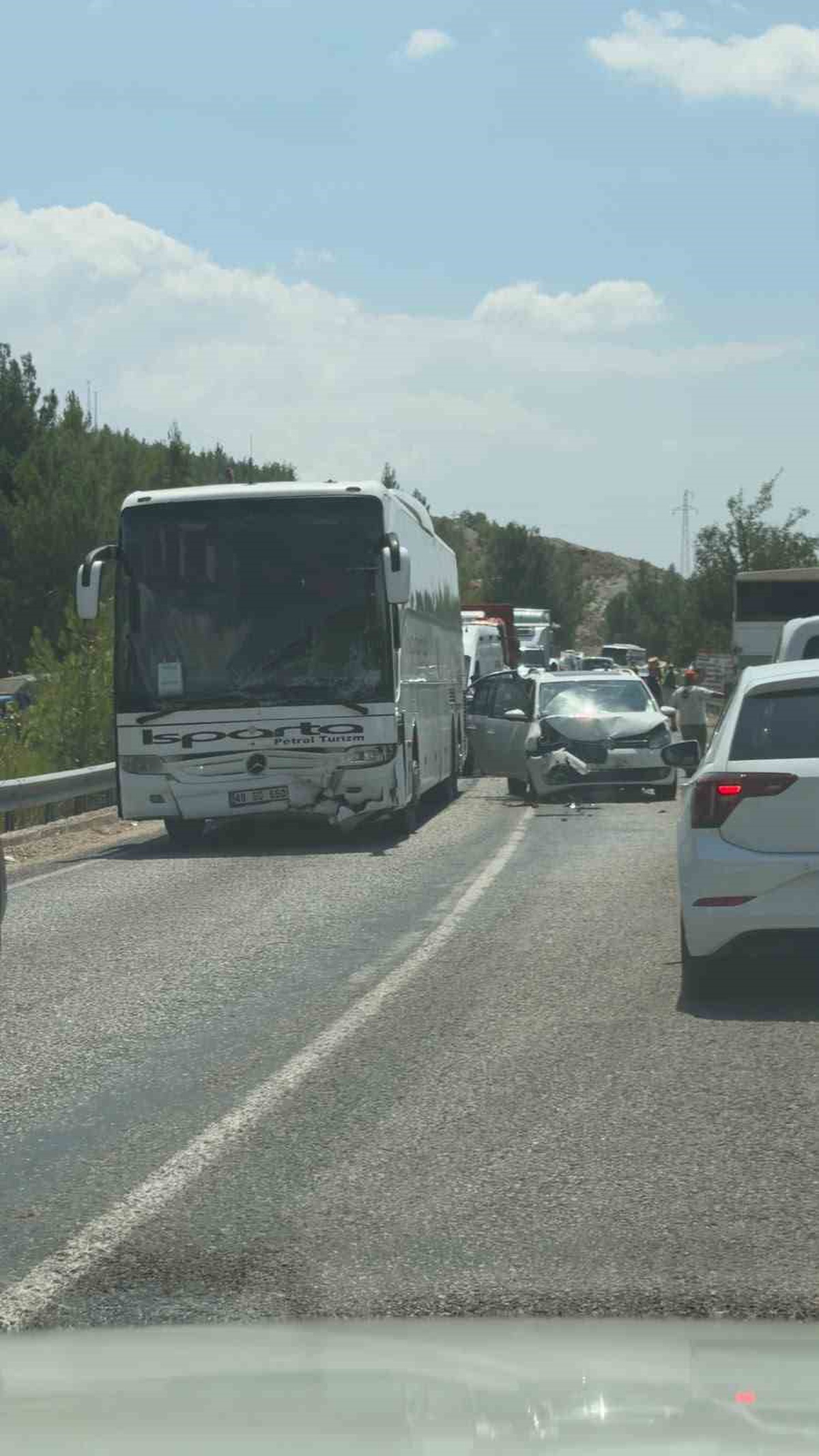 Seydikemer\'de Otobüs ile Ticari Araç Çarpıştı