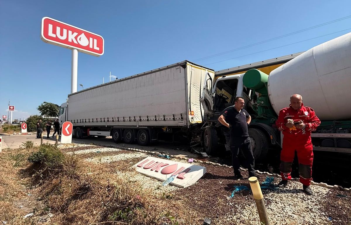 Beton Mikseri TIR\'a Çarptı: Sürücü Yaralandı