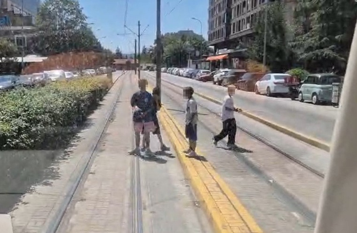 Tramvaya Asılan Çocuklar Tehlike Yarattı