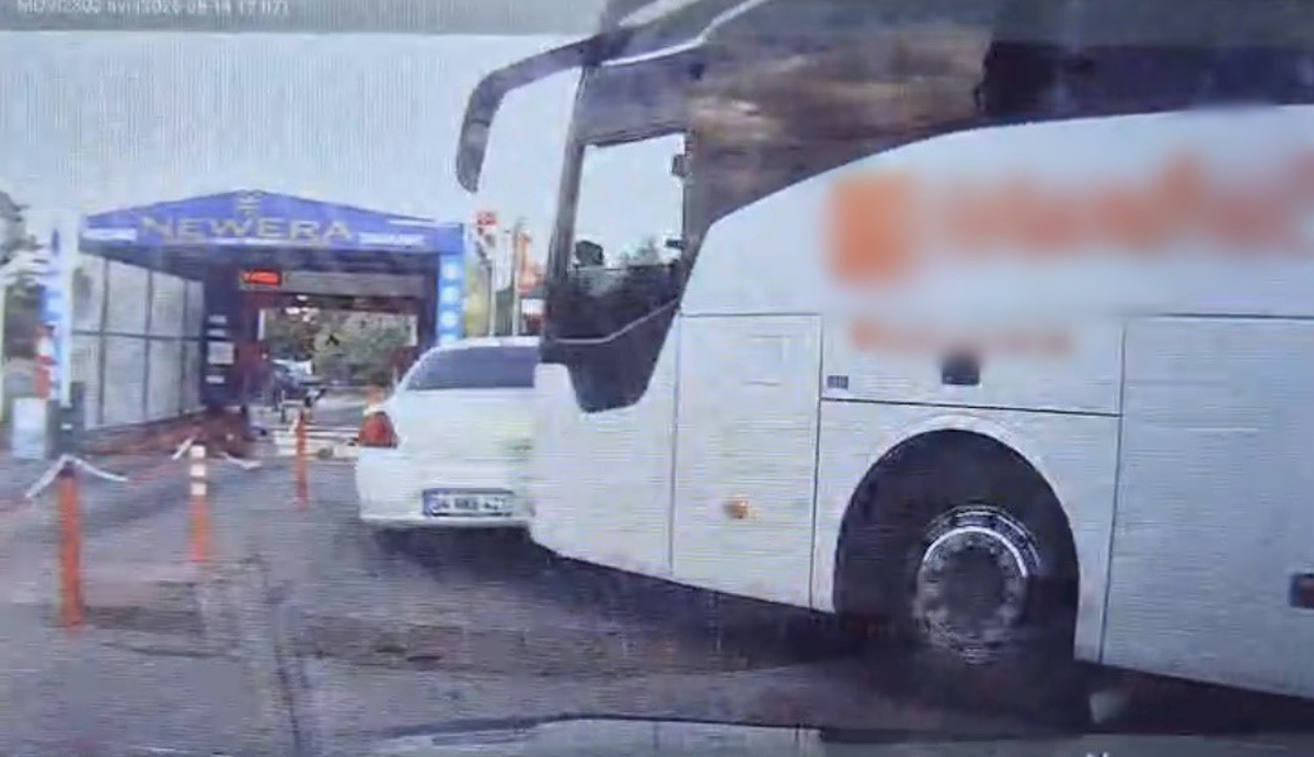 Otobüs Park Halindeki Araca Çarptı