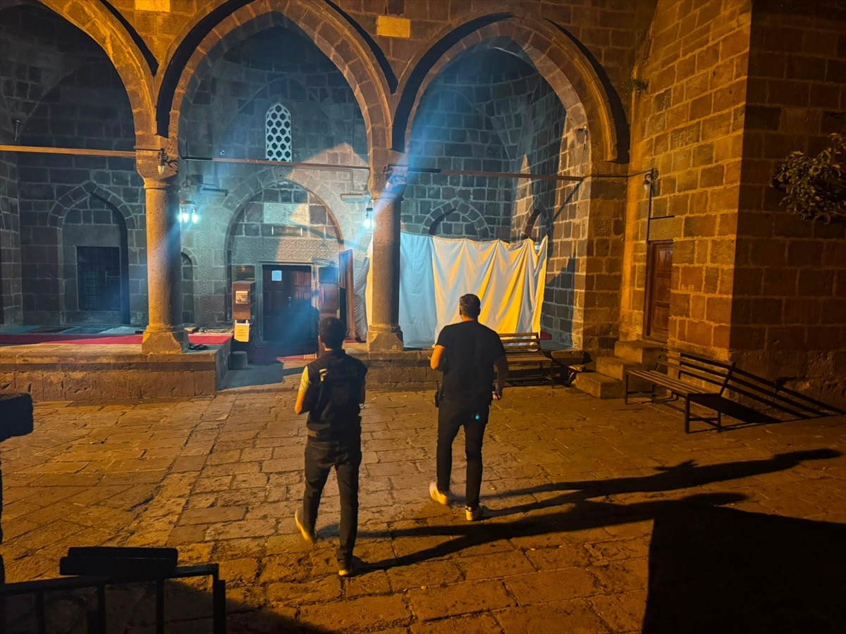 Ahlat\'ta Tarihi Alanlara Denetim