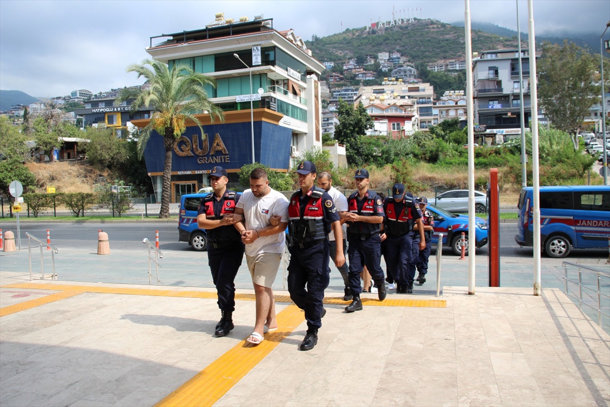 Alanya\'da Emlakçıyı Kurşunlayan 2 Zanlı Tutuklandı