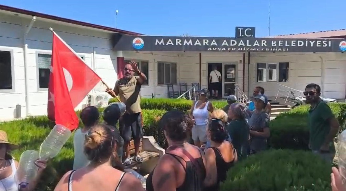 Avşa’da su protestosu: "Konser değil, su istiyoruz"