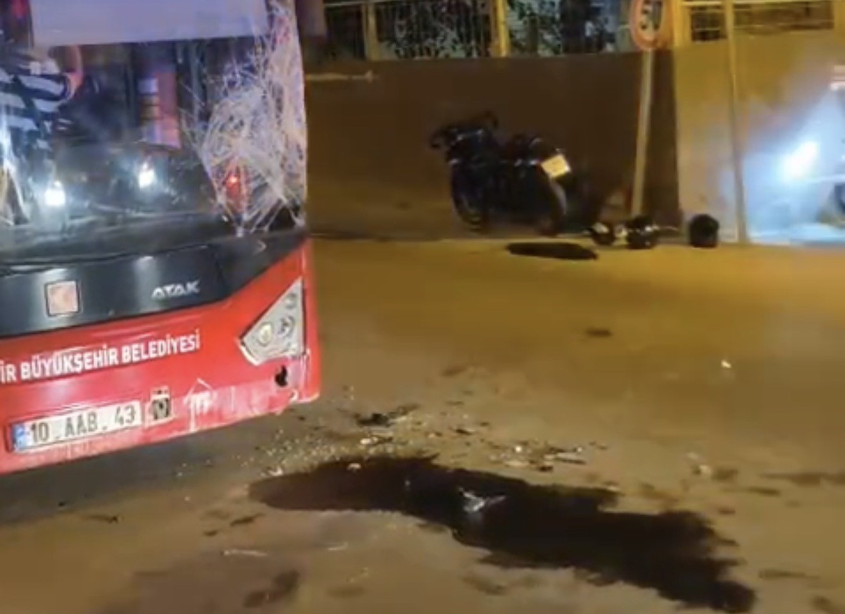 Bandırma\'da Motosiklet ve Otobüs Çarpıştı