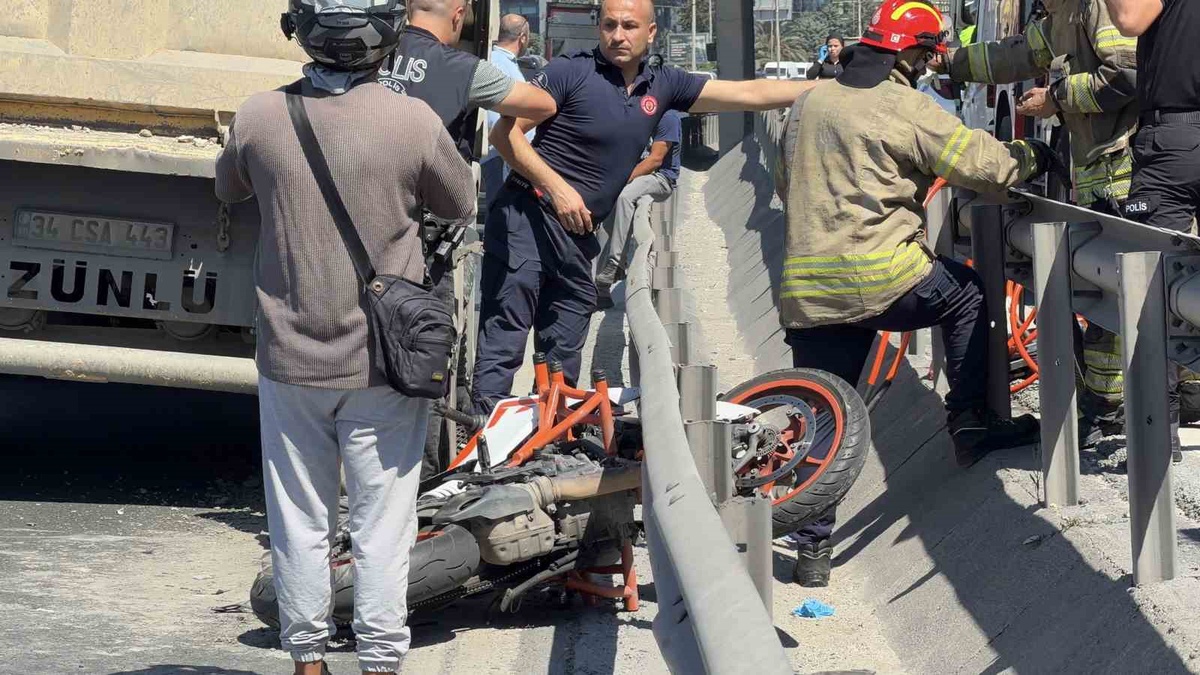 Motosiklet Sürücüsü Hafriyat Kamyonunun Altında Kaldı