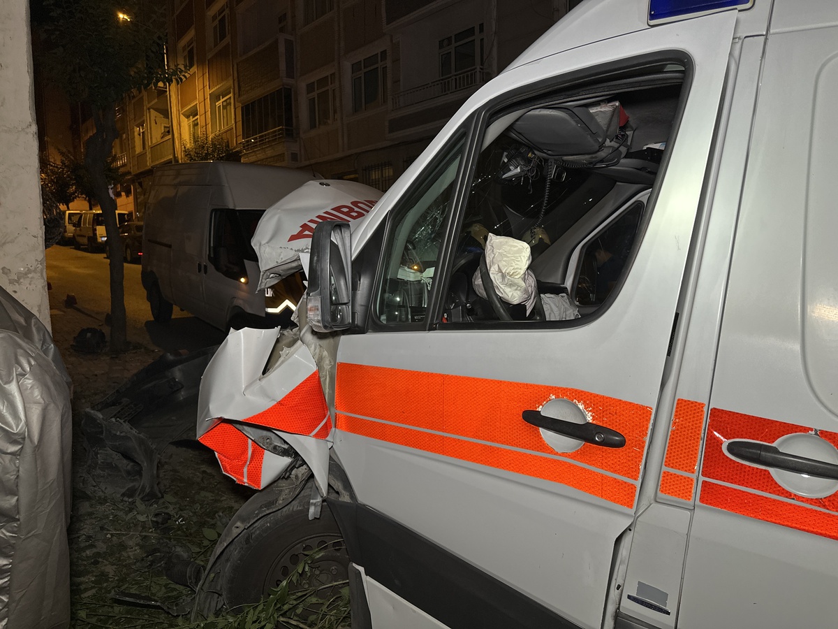 Ambulans ve otomobil çarpıştı: 3 sağlık görevlisi yaralandı