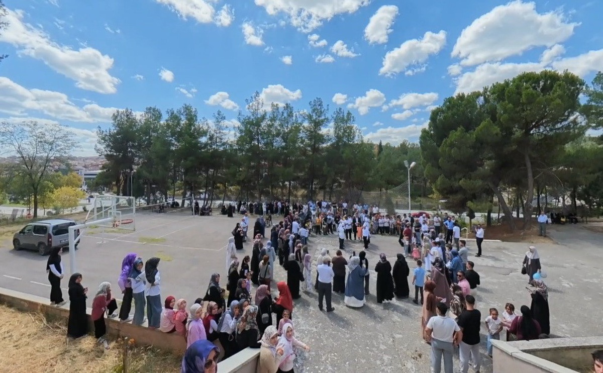 Boyabat\'ta Hafız Öğrencilerin Mezuniyet Coşkusu