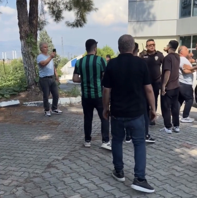 Denizlispor tesislerinde gerginlik! Taraftar, başkana saldırmaya kalktı