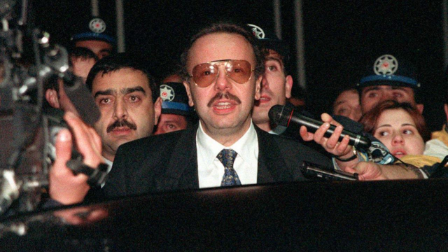 Arif Ahmet Denizolgun'un mezarının açılacağını duyan cemaat mensupları Karacaahmet Mezarlığı'nda toplandı
