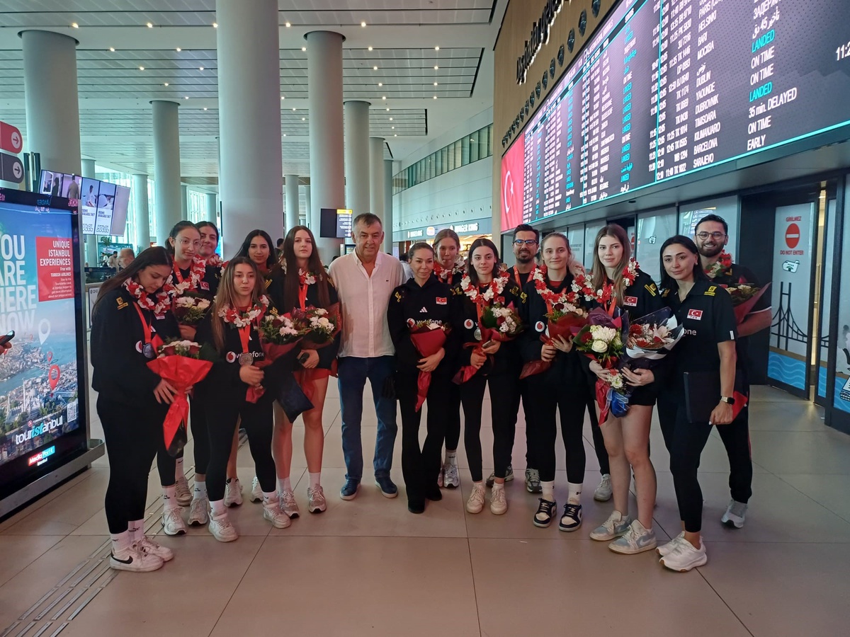 U17 Kız Voleybol Takımı Gümüşle Döndü