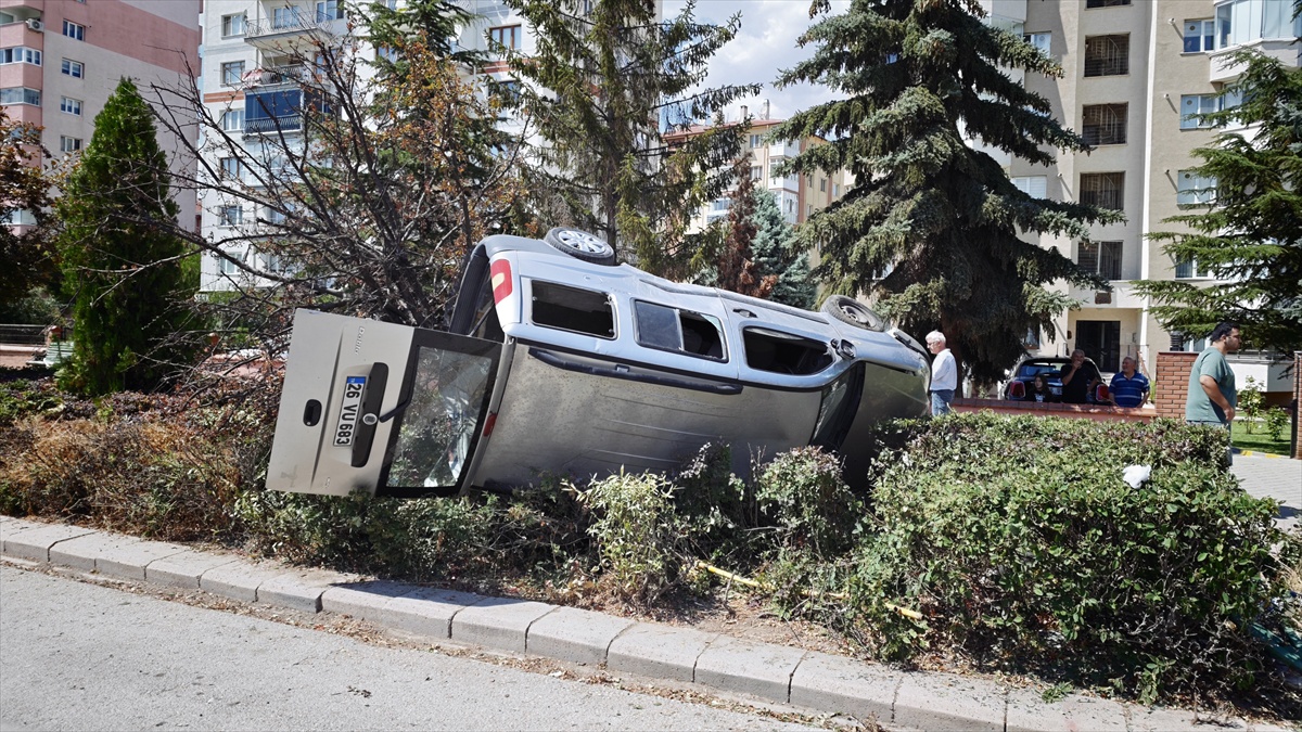 Eskişehir\'de Trafik Kazası: Sürücü Yaralandı