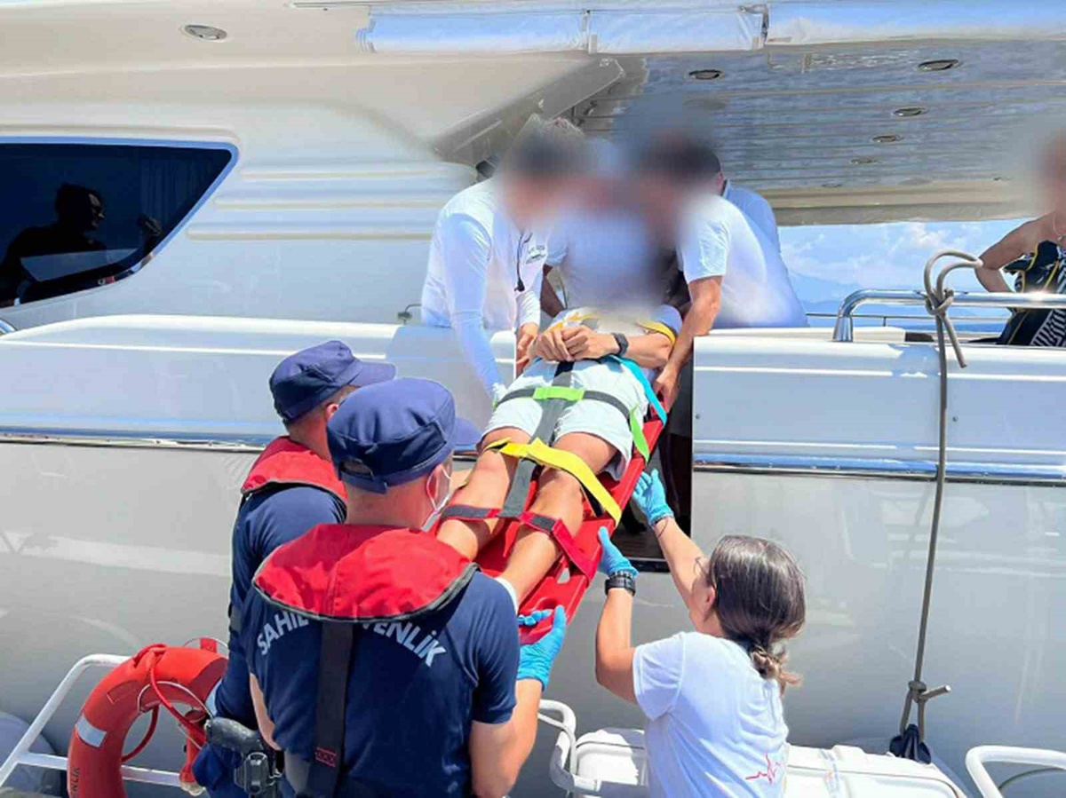 Fethiye Açıklarında Yaralı Denizci Kurtarıldı
