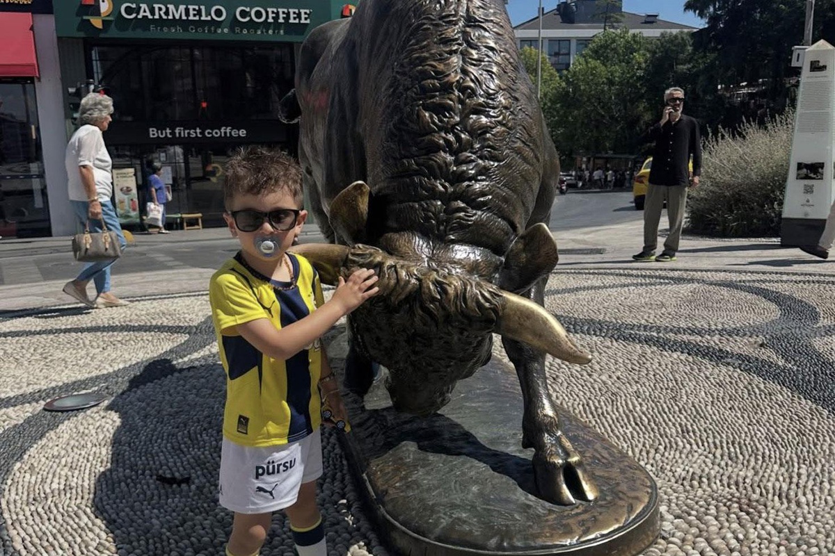 Forması çıkartılan minik Fenerbahçe taraftarı Kadıköy\'de! Verdiği poza beğeni yağıyor