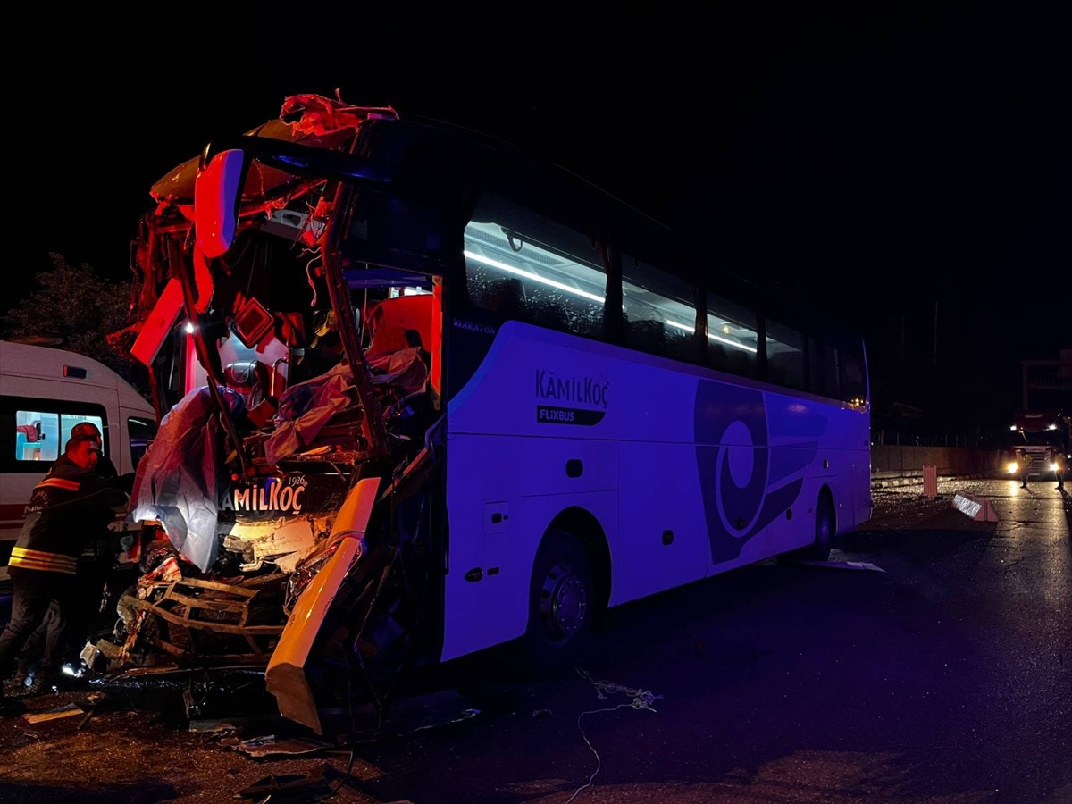 Gaziantep\'te Otobüs-Tır Kazası: 2 Ölü, 17 Yaralı