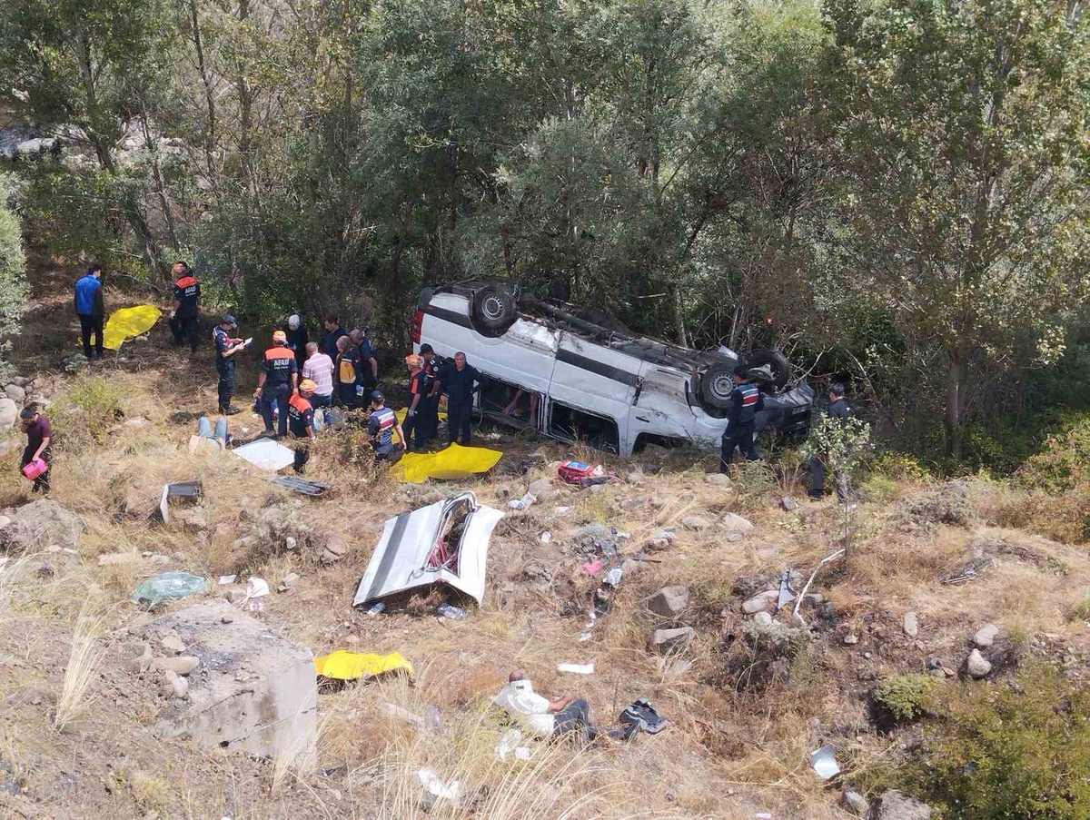 Suşehri\'nde Minibüs Kazası: 4 Ölü, 10 Yaralı