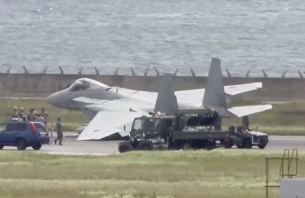 F-15 Uçak Acil İniş Yaptı