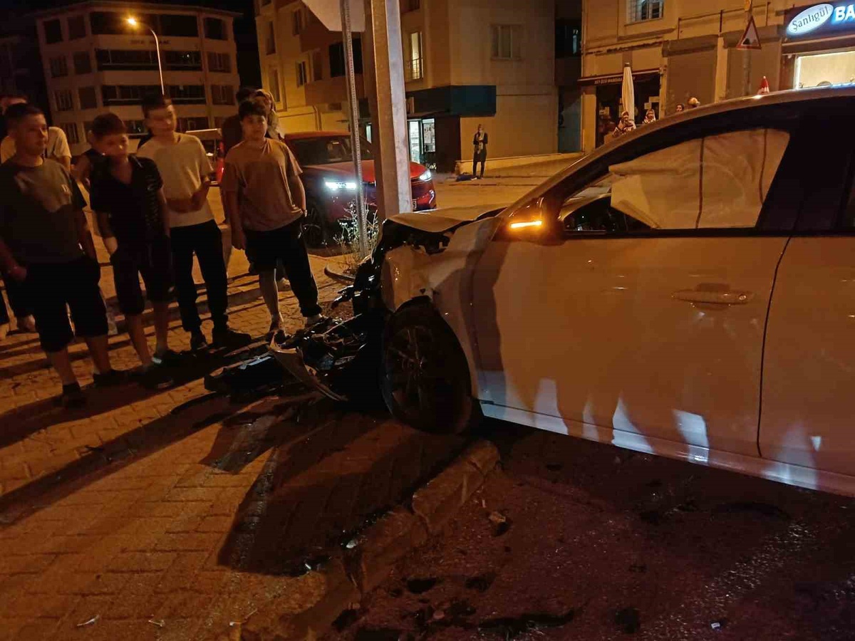 Eskişehir\'de Alkollü Sürücüyle Kaza: Araçlar Kullanılamaz Hale Geldi