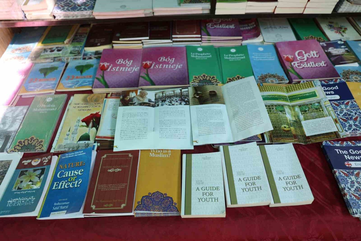 Reşat Yüzen: Turistlere İslam\'ı Tanıtıyor