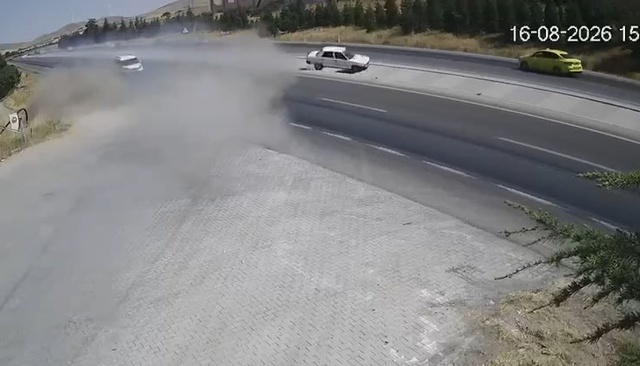 İki kişinin öldüğü feci kazanın görüntüleri ortaya çıktı: Dehşete düşüren anlar böyle yaşandı