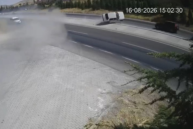 İki kişinin öldüğü feci kazanın görüntüleri ortaya çıktı: Dehşete düşüren anlar böyle yaşandı