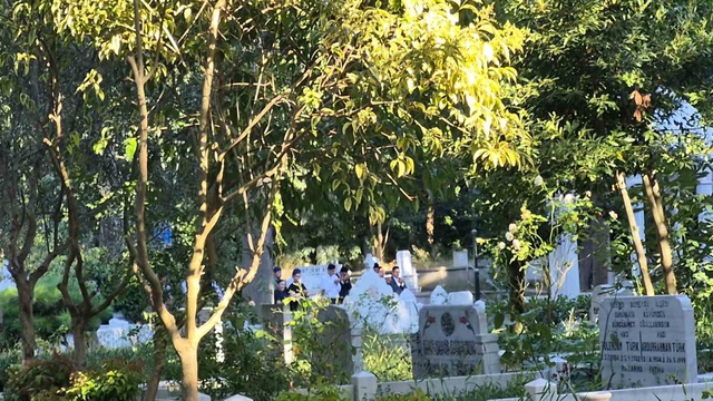 Arif Ahmet Denizolgun'un mezarının açılacağını duyan cemaat mensupları Karacaahmet Mezarlığı'nda toplandı