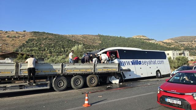 Milas'ta tur otobüsü tıra çarptı: 2 ölü, 8 yaralı
