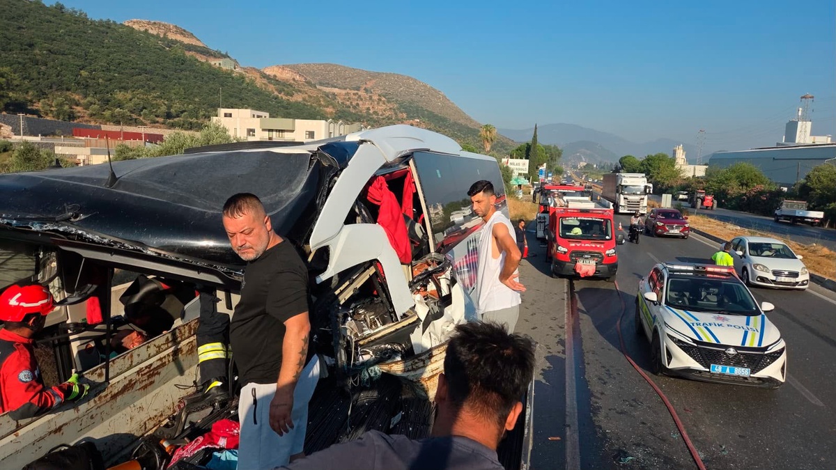 Milas\'ta Trafik Kazası: 2 Ölü, 17 Yaralı