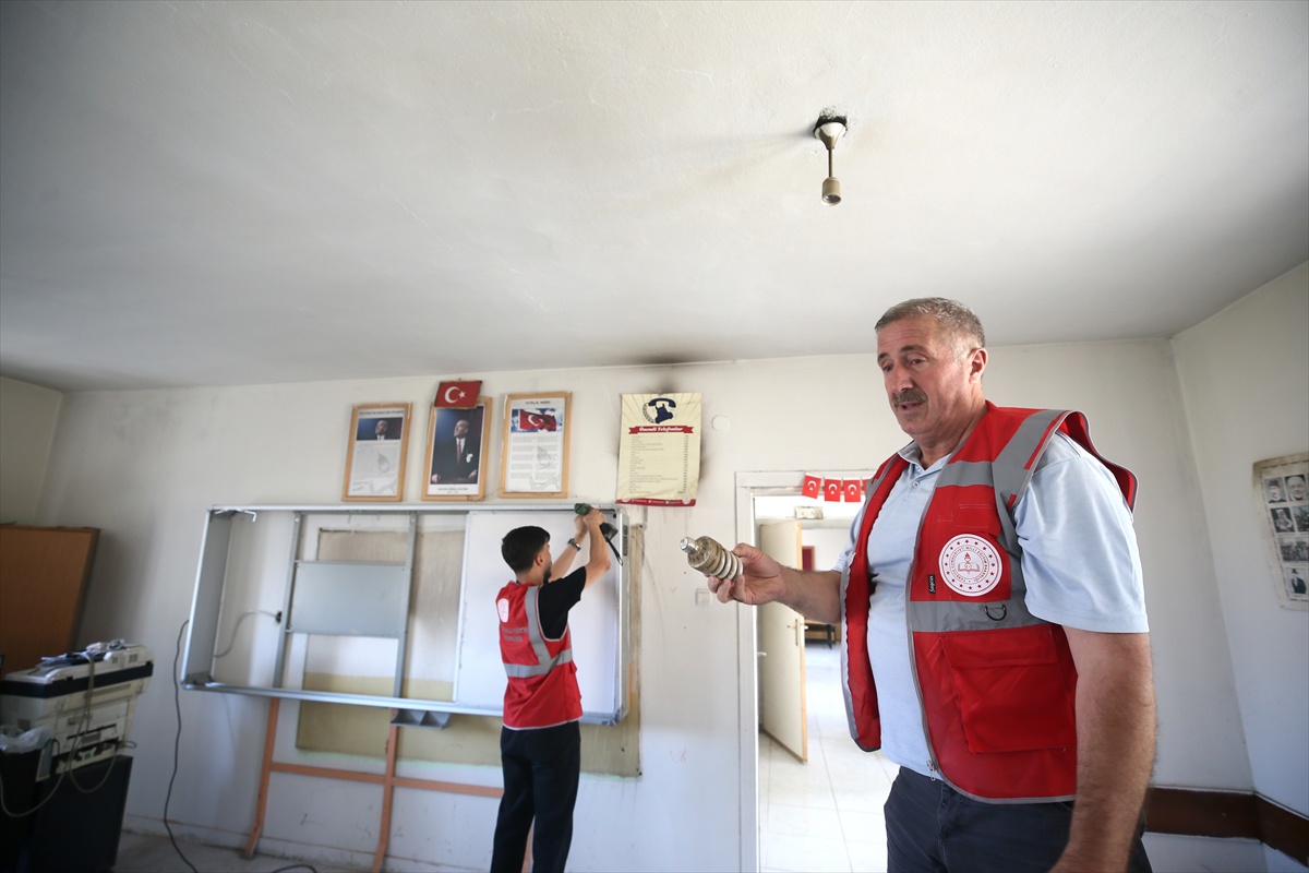 Muş\'ta Okul Onarımına Mobil Destek