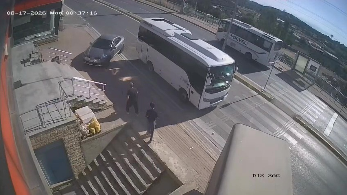 Kocaeli\'de Otomobil Merdiven Boşluğuna Düştü